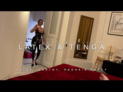 ❤️ Ngoanana e monyane ea nang le hlooho e khubelu ea apereng seaparo sa latex se kentsoeng ke ntate oa bobeli ❤️❌  ﹏