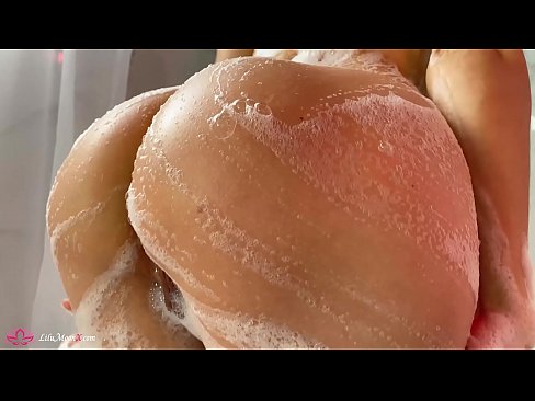 ❤️ Brunette o ipholla litho tsa botona kapa botšehali ho li khotsofatsa Pussy e nang le Vibrator ho ea ho Intense Orgasm in Shower ❤️❌ ﹏